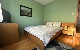 Quiet Enclave Near The Airport